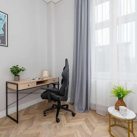Elegant Family Near City Center By Renters 아파트