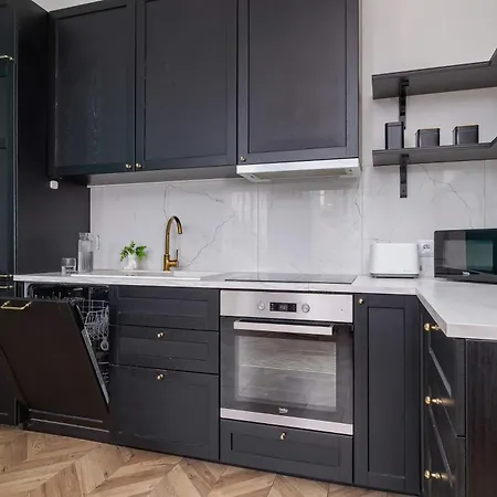 Elegant Family Near City Center By Renters 아파트 *