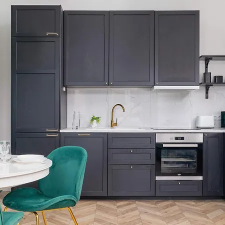 Elegant Family Near City Center By Renters 아파트